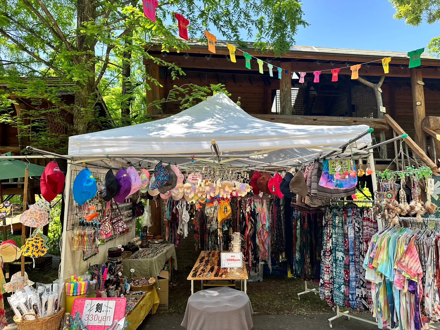 25. Waiwai Bazaar