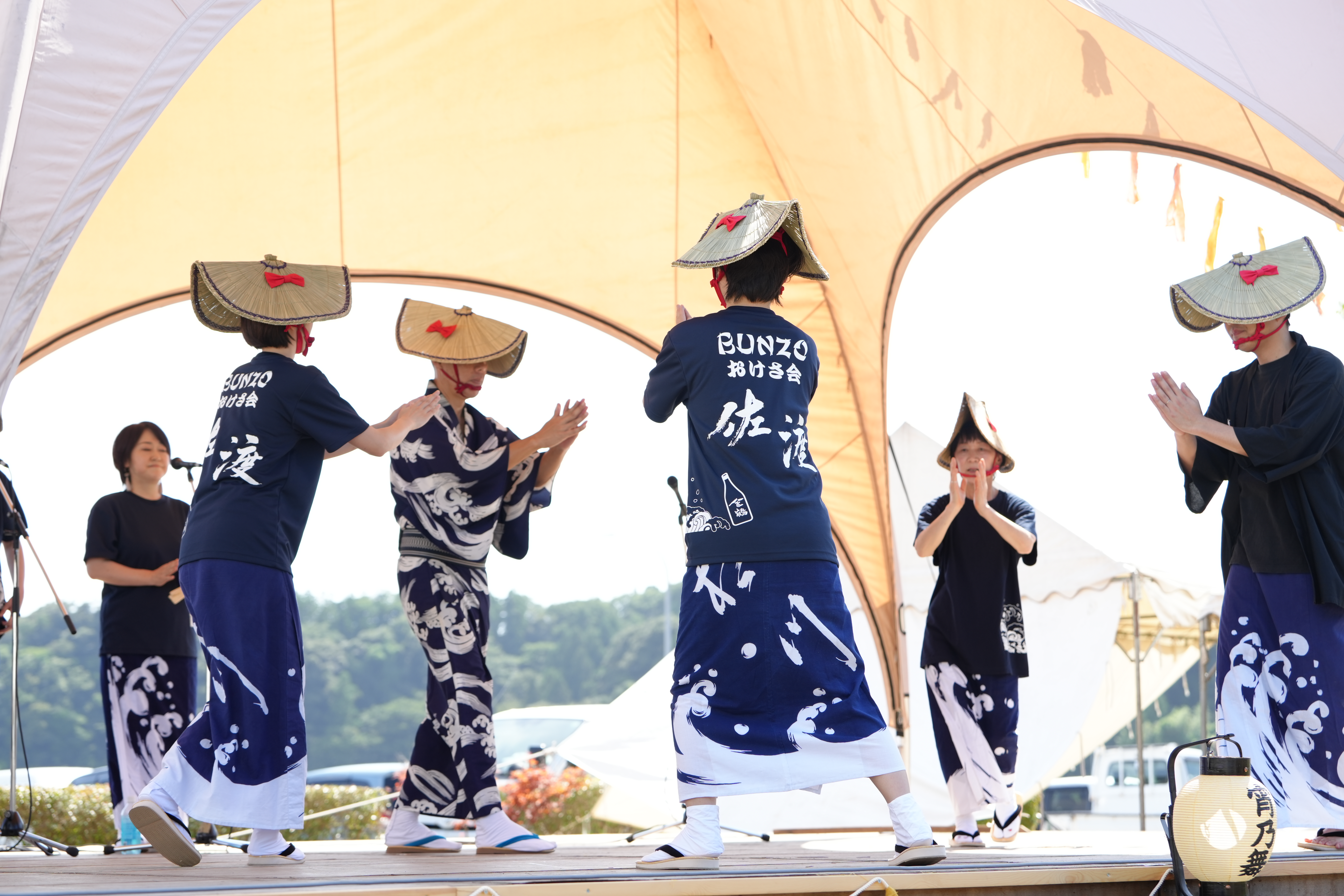 ③ Enjoy free entertainment at the Fringe Stage