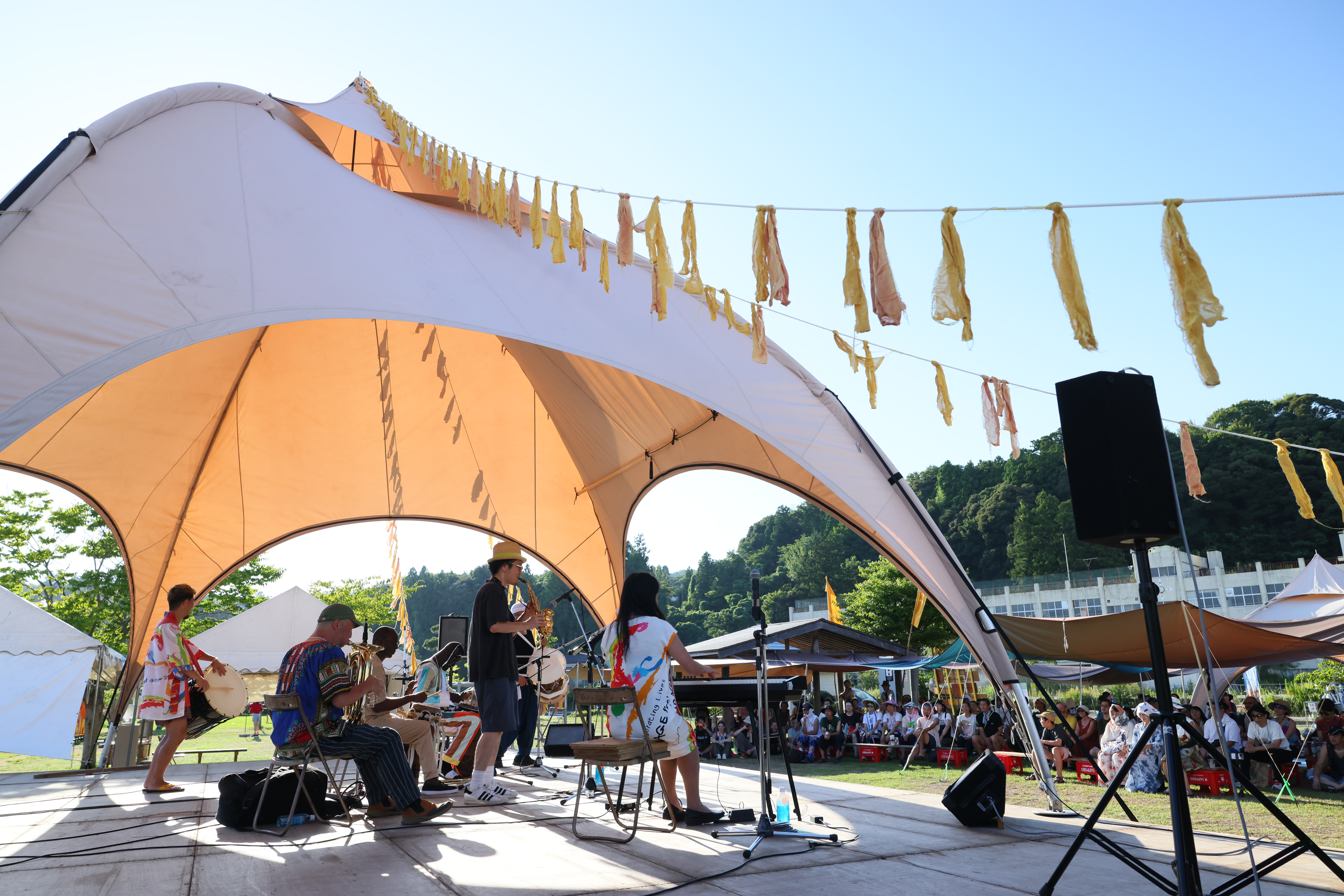 ③ Enjoy free entertainment at the Fringe Stage