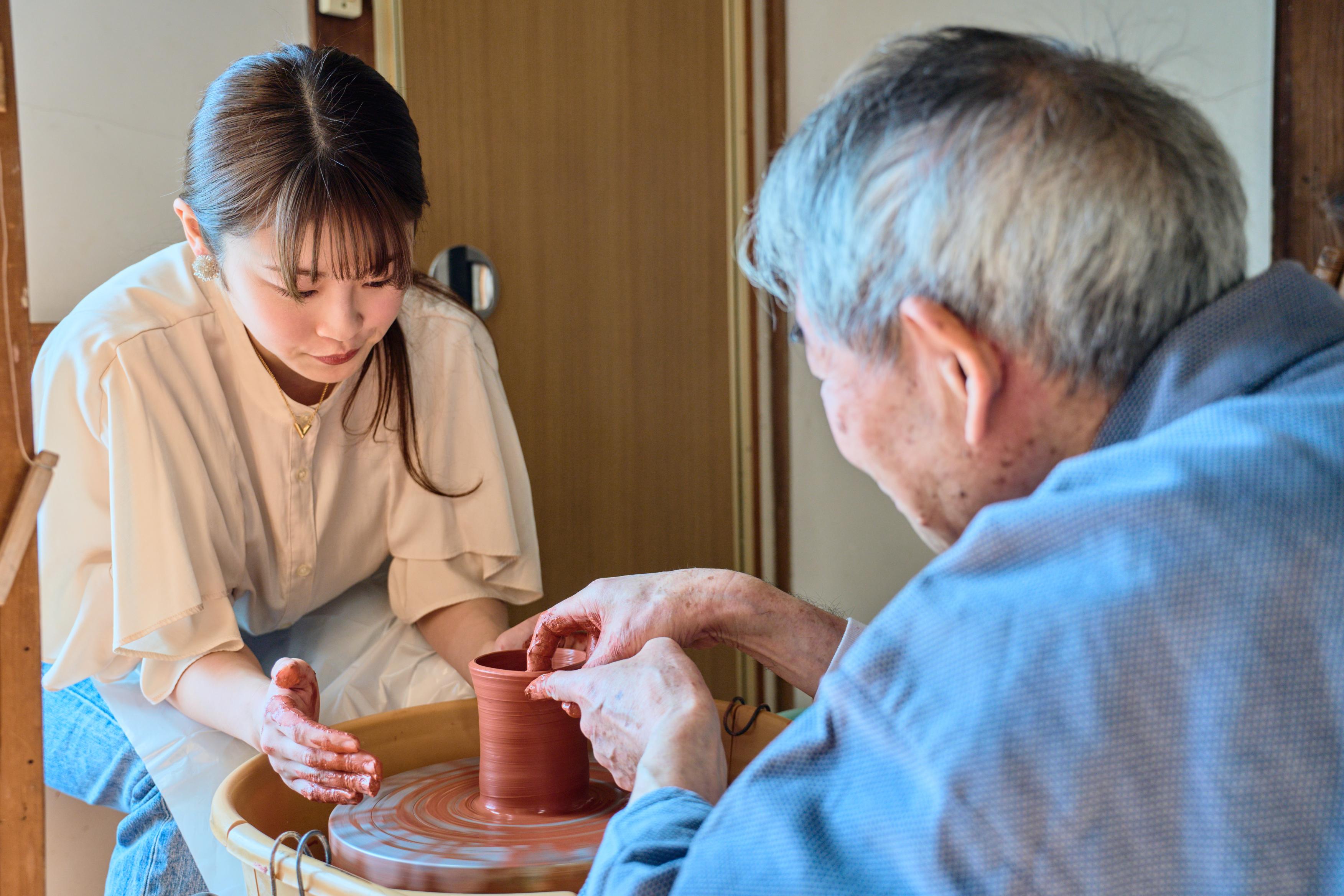 佐渡金山で発見された赤土を使った焼き物「無名異焼（伝統的工芸品）」を作ろう！