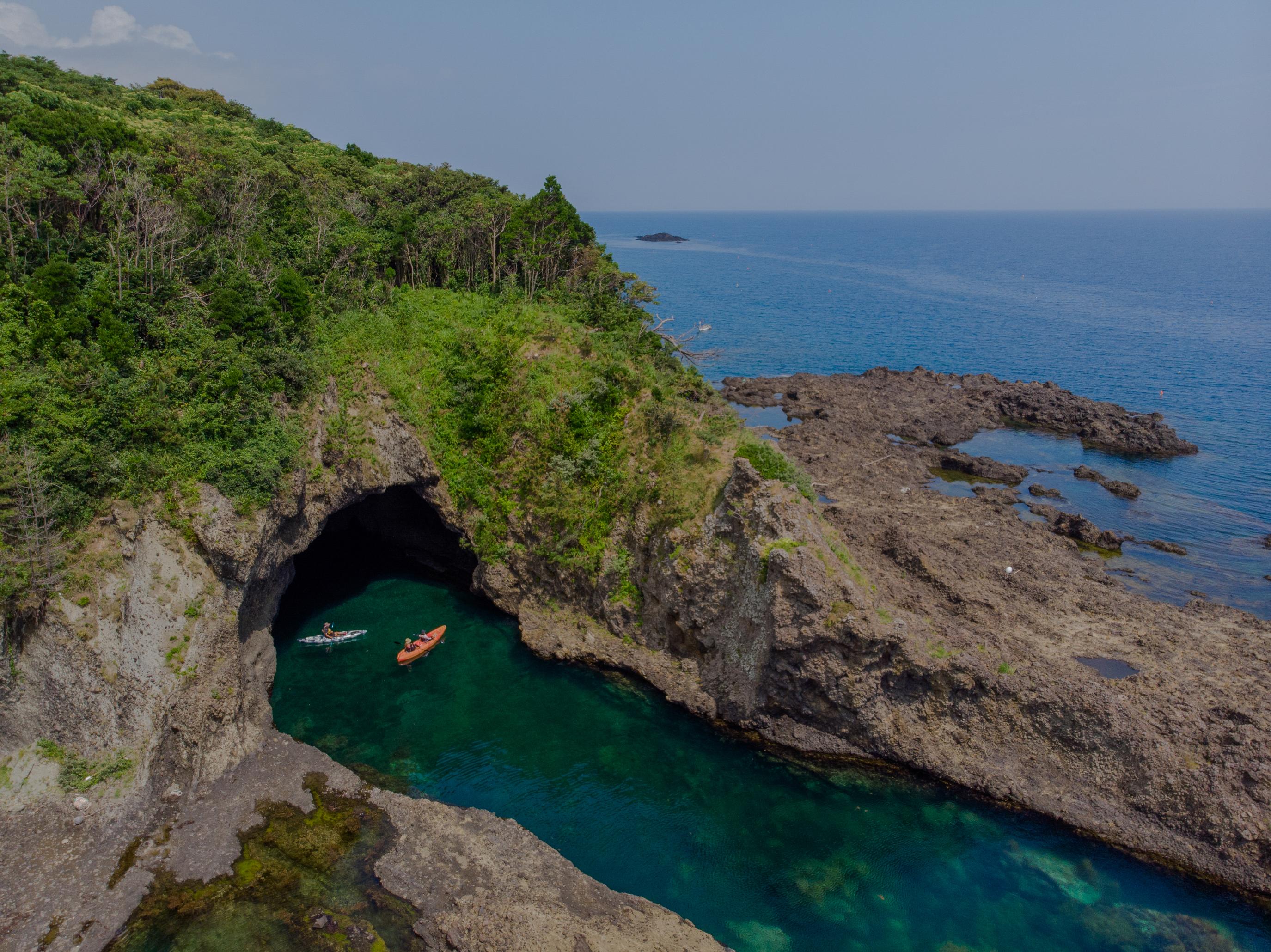 佐渡のきれいな海と最高のロケーションでシーカヤック体験(小木琴浦洞窟)