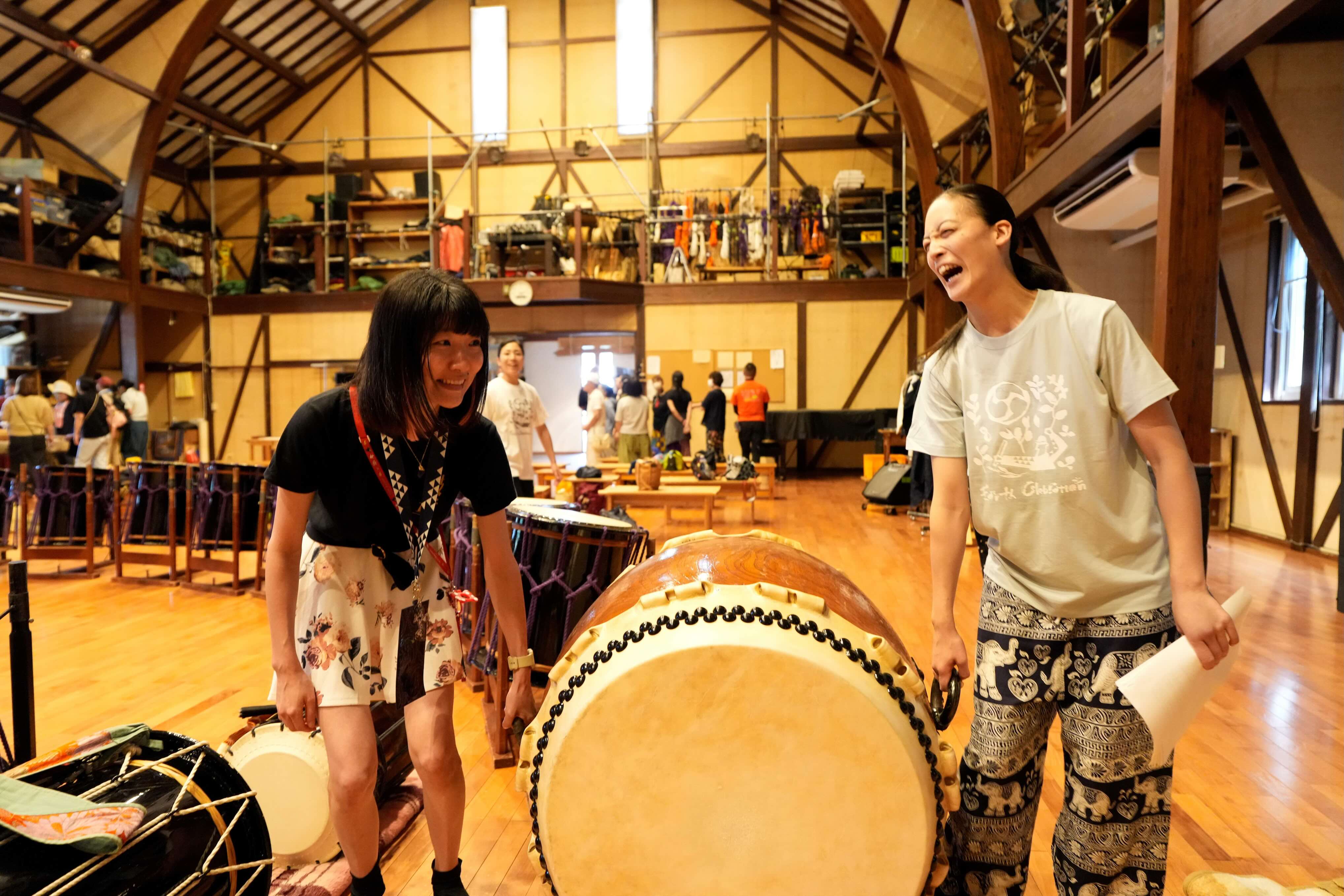 楽器の説明&子供も太鼓を一緒に運ぶ