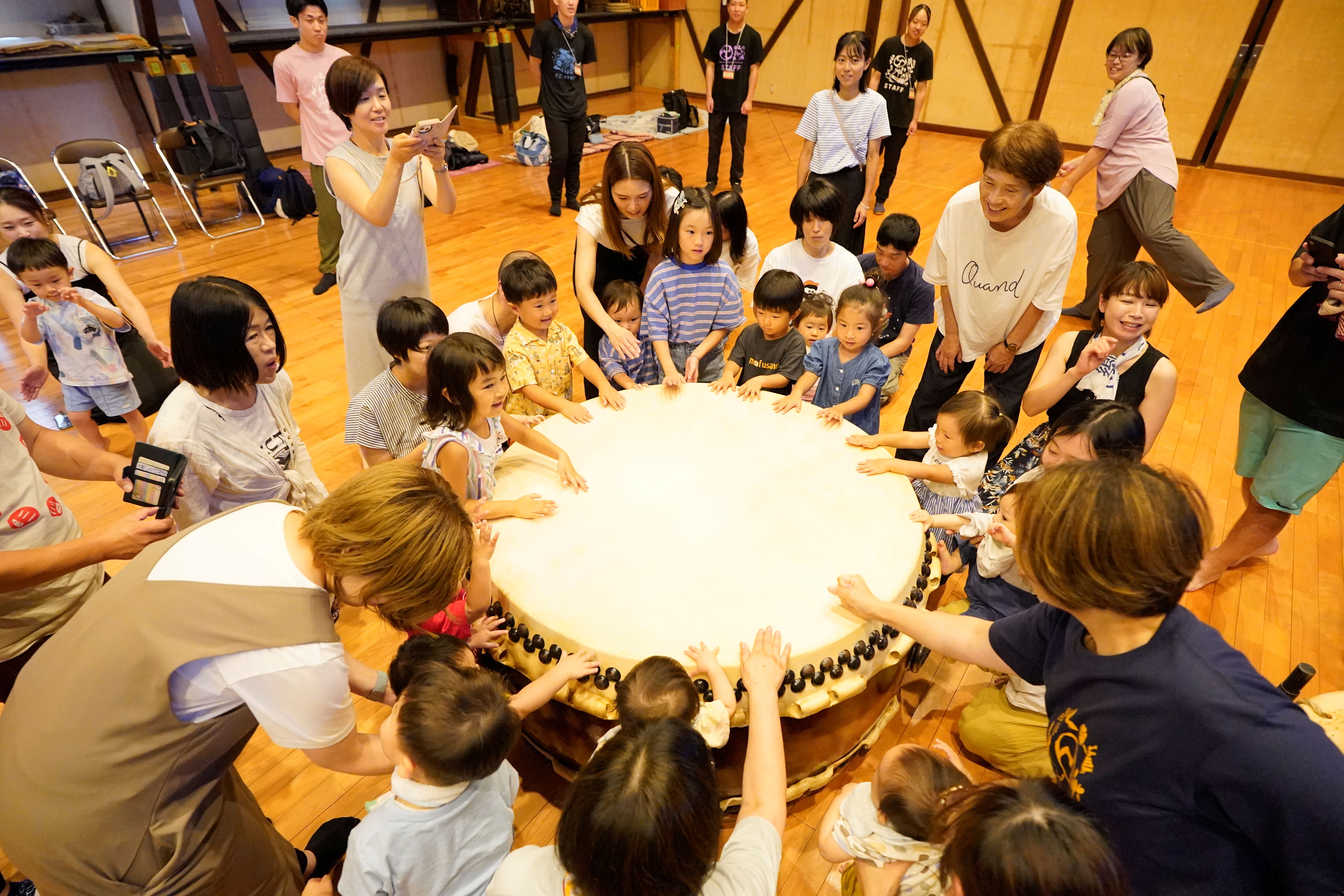 Kodo performance and playing the taiko