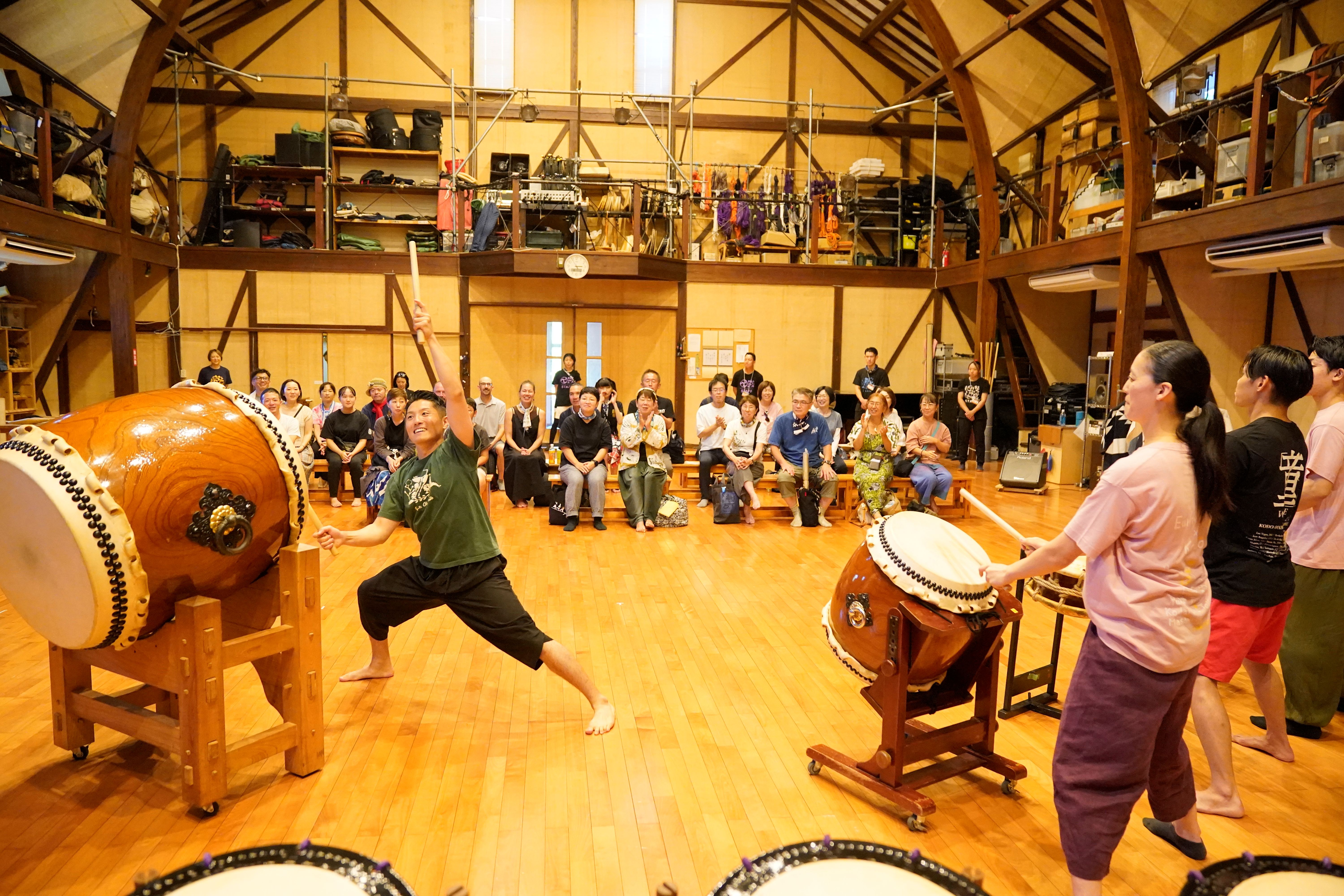 Explaining the instruments&carrying the drum (kids)